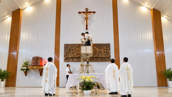 Cruz que mató a sacerdote en Guayaquil, Ecuador, durante los trabajos de presunta reinstalación en la iglesia Nuestra Señora del Perpetuo Socorro.