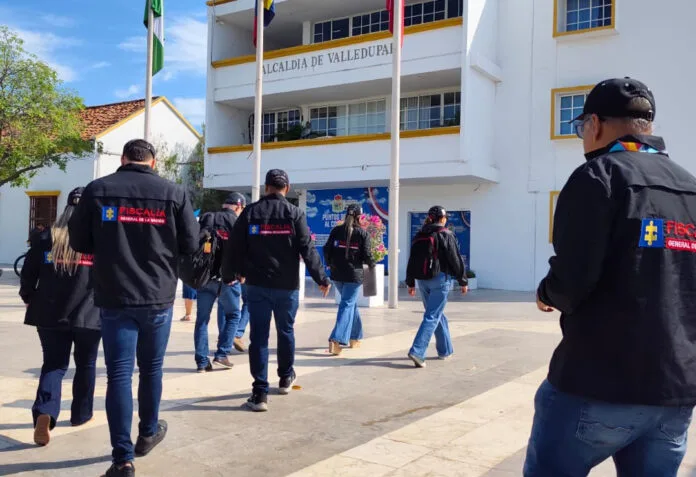 Agentes del CTI ingresan a la Alcaldía de Valledupar durante diligencia por investigación del impuesto predial.