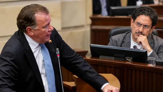 Indalecio Dangond e Iván Cepeda durante debate de control político en el Senado