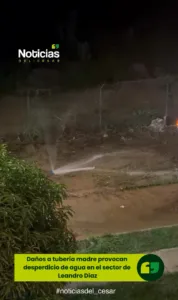 Captura de Noticias del Cesar sobre una tubería madre en Valledupar, con escape de agua junto a maquinaria.