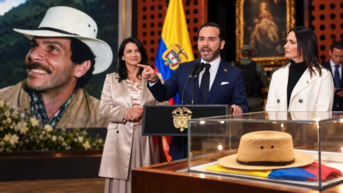 Abelardo De La Espriella ordena retirar imágenes de Carlos Pizarro durante su visita al Ministerio de Cultura.