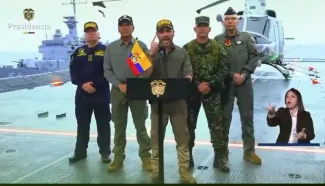 Abelardo De La Espriella junto a integrantes de la Armada Nacional durante pronunciamiento en San Andrés