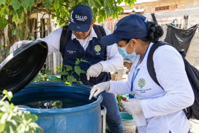 Personal sanitario inspecciona depósitos de agua para prevenir criaderos del mosquito transmisor del dengue en el Cesar.