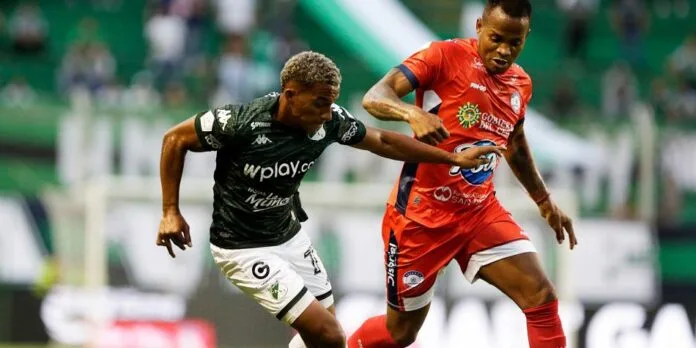 Jugador de Alianza Valledupar disputa el balón ante Deportivo Cali en un partido de la Liga BetPlay.