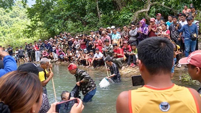 Rescate en el río Glamang durante una disputa de tierras en Filipinas que dejó dos agricultores muertos