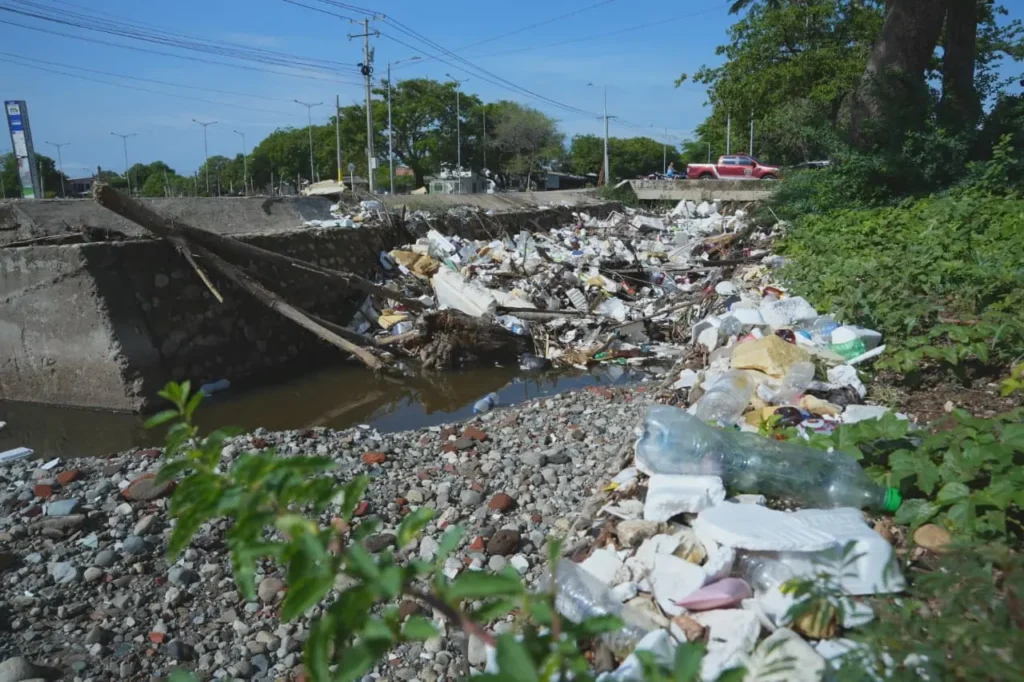 Acumulación de basura, plásticos y escombros en la acequia Las Mercedes de Valledupar.