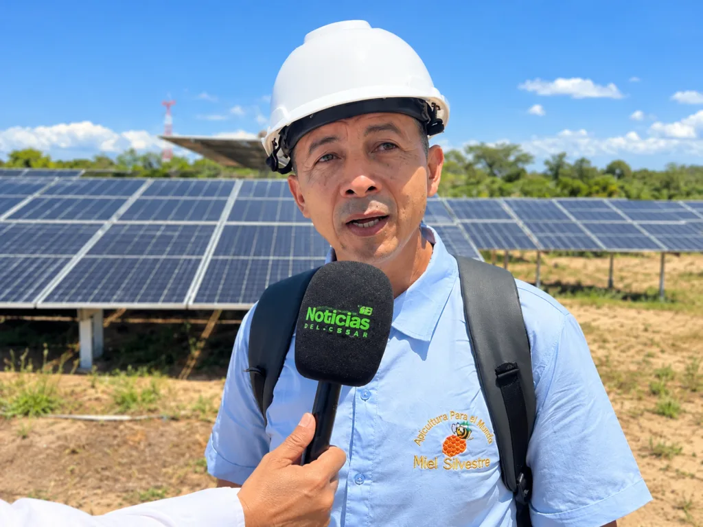 Eina Albeiro Muñoz, apicultor de Miel Silvestre, entrevistado frente a paneles solares durante el recorrido por las granjas solares de Unergy en el Cesar.