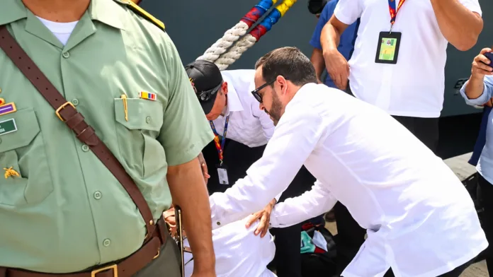 El calor interrumpió a Abelardo durante el Día del Veterano en Cartagena, donde se acercó a auxiliar a un asistente.