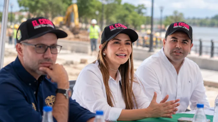 Elvia Milena Sanjuán, gobernadora del Cesar, junto al ministro de Vivienda y al secretario de Infraestructura departamental durante una jornada de trabajo en Valledupar.