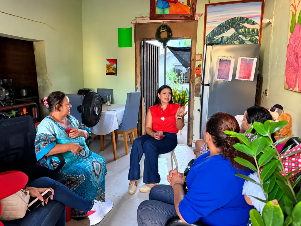 Encuentro de mujeres en el emprendimiento de Mónica Borrego, Hechos con Amor, beneficiado por el programa Economía Popular de Prosperidad Social.