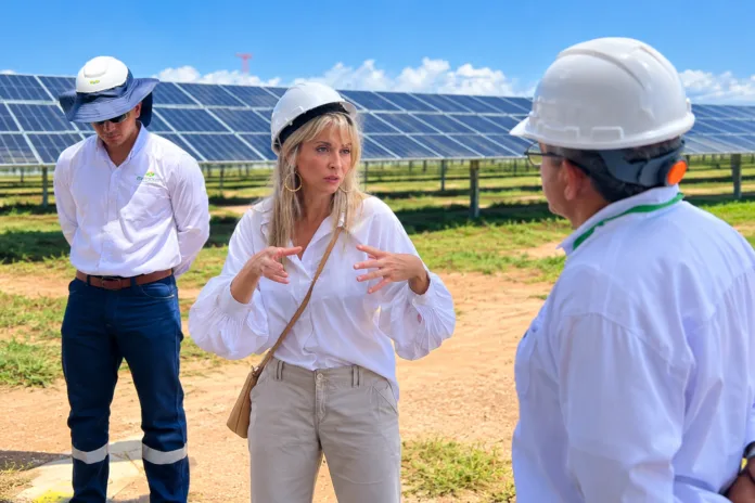 Energía solar en el Cesar: Alexandra Hernández Saravia, presidenta ejecutiva de SER Colombia, durante un diálogo sobre inversiones en una granja solar de La Paz.