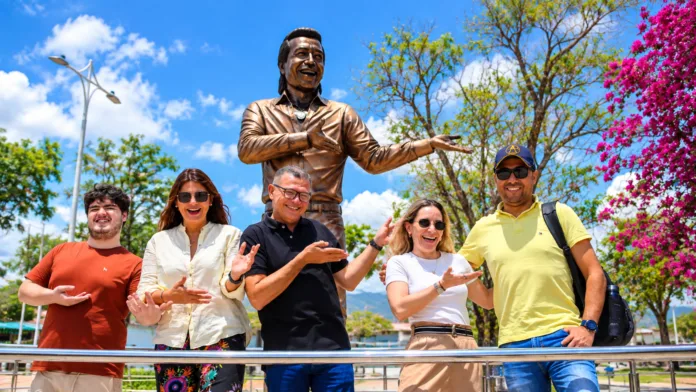 Fontur en La Junta durante visita al monumento de Diomedes Díaz