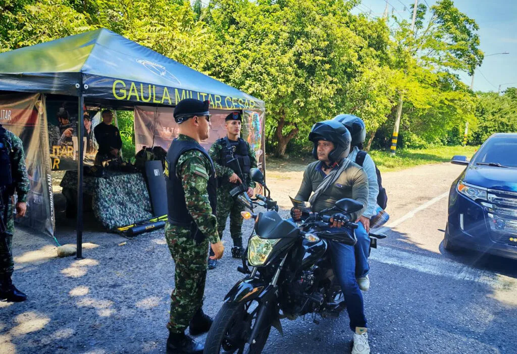 Soldados del Gaula Militar realizan controles de seguridad en las vías del Cesar durante el puente festivo