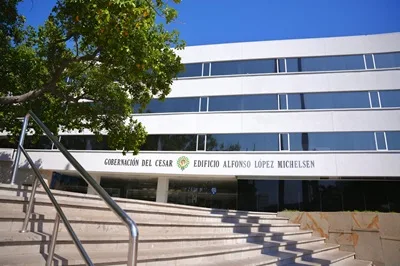 Fachada de la Gobernación del Cesar en Valledupar, entidad autorizada para gestionar un crédito de $75.000 millones.