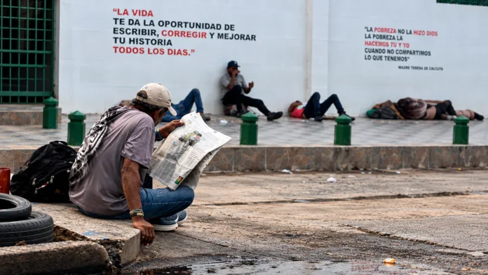 Habitantes de calle en Valledupar frente a comedor parroquial