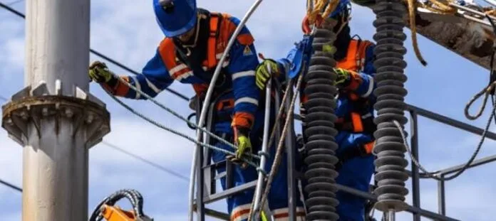 Técnicos realizan mantenimiento en red eléctrica por cortes programados de energía en Valledupar.