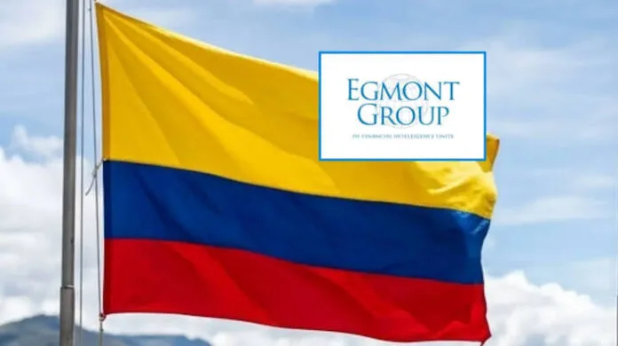 Bandera de Colombia junto al logo del Grupo Egmont, tras el regreso del país a la red internacional de inteligencia financiera.