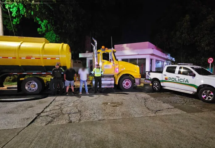 Gasolina incautada en el Cesar durante operativo policial. Dos capturados junto a un tractocamión cisterna y vehículos de la Policía Nacional.
