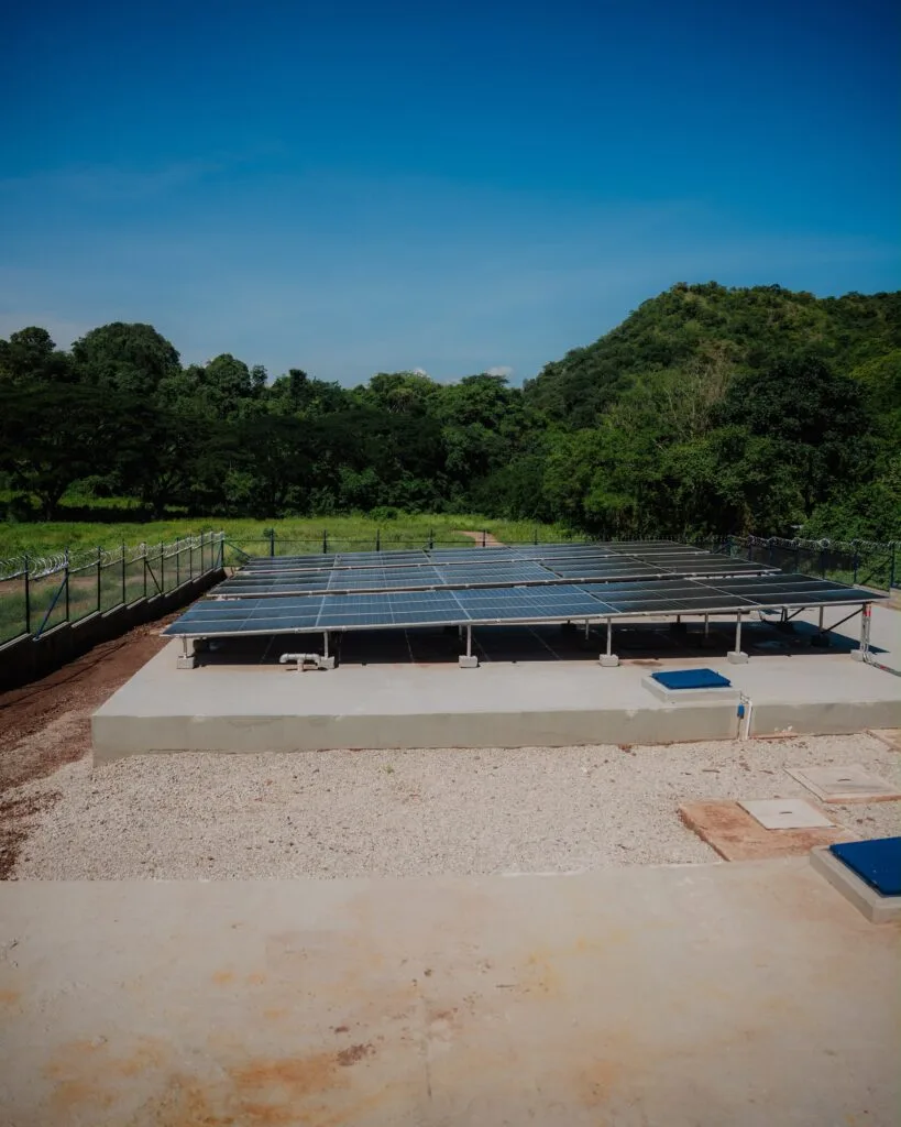 Paneles solares instalados en la infraestructura del acueducto de Media Luna, en San Diego.