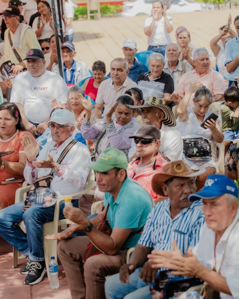 Habitantes de Media Luna asisten al acto de entrega del nuevo sistema de acueducto.