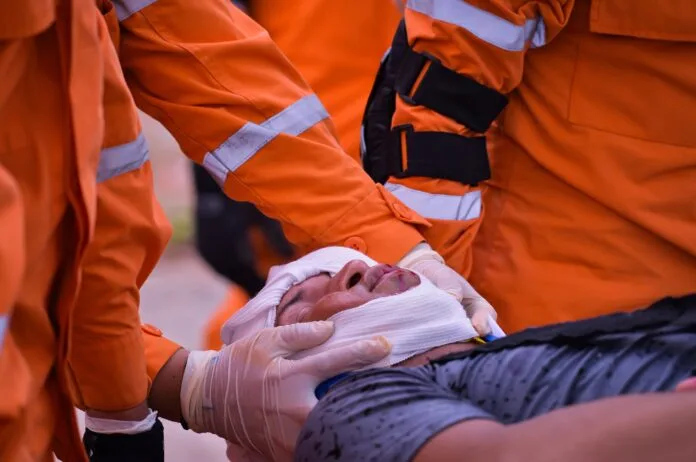 Organismos de socorro atienden a una persona lesionada durante el Simulacro Nacional de Emergencias en Valledupar.
