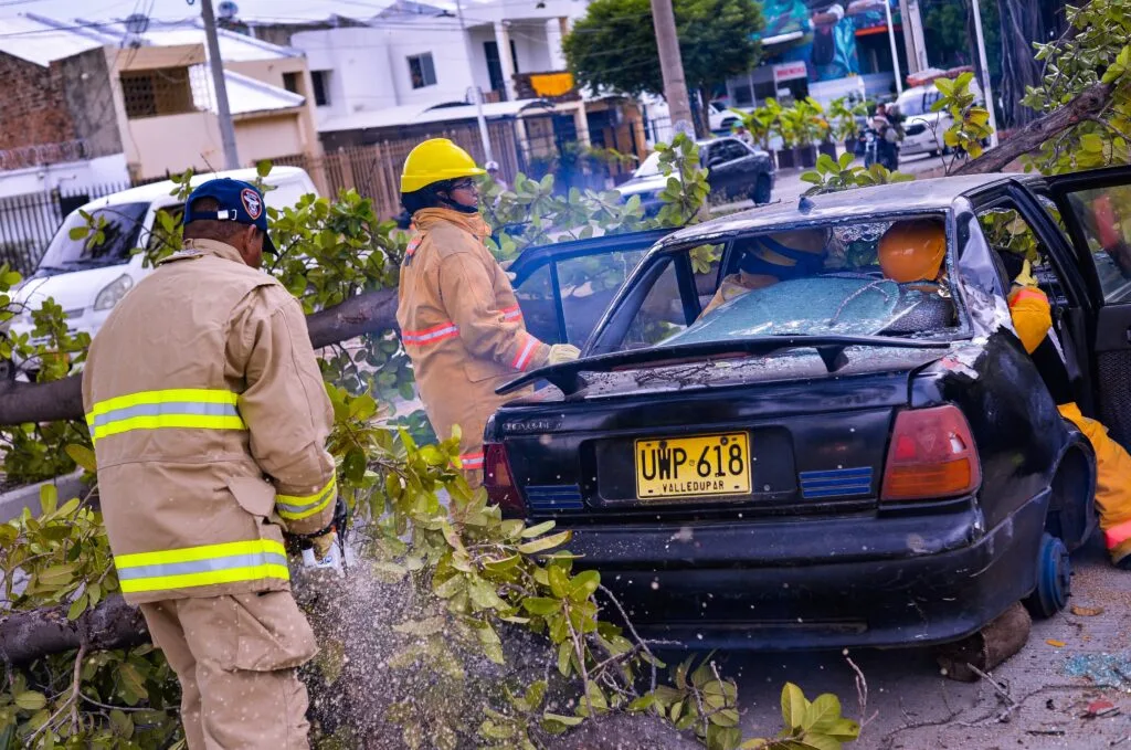 Bomberos atienden escenario de árbol caído sobre un vehículo durante simulacro de vendaval en Valledupar.