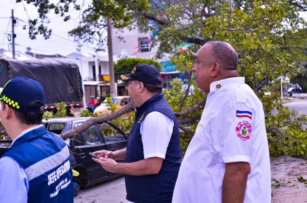 Autoridades y organismos de emergencia supervisan escenario de vendaval durante simulacro en Valledupar.