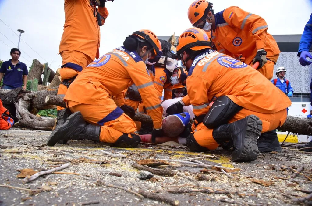Integrantes de la Defensa Civil realizan maniobra de rescate durante simulacro de emergencias en Valledupar.