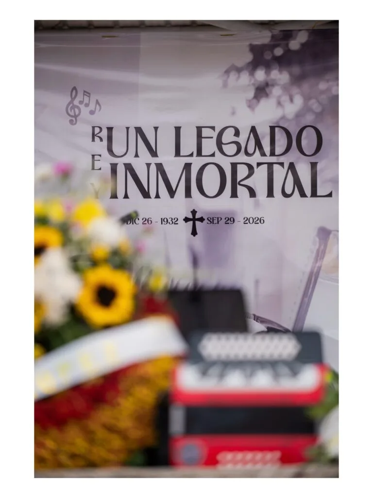 Homenaje a Náfer Durán con mensaje Un legado inmortal y acordeón