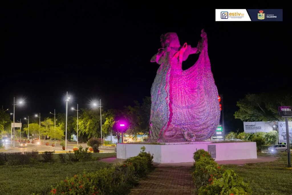 Monumento de Valledupar iluminado de rosa por campaña contra el cáncer de mama