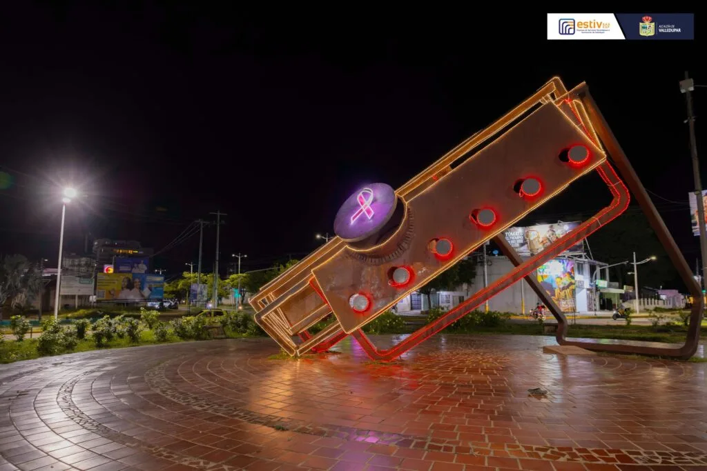 Monumento del acordeón en Valledupar iluminado por campaña de cáncer de mama