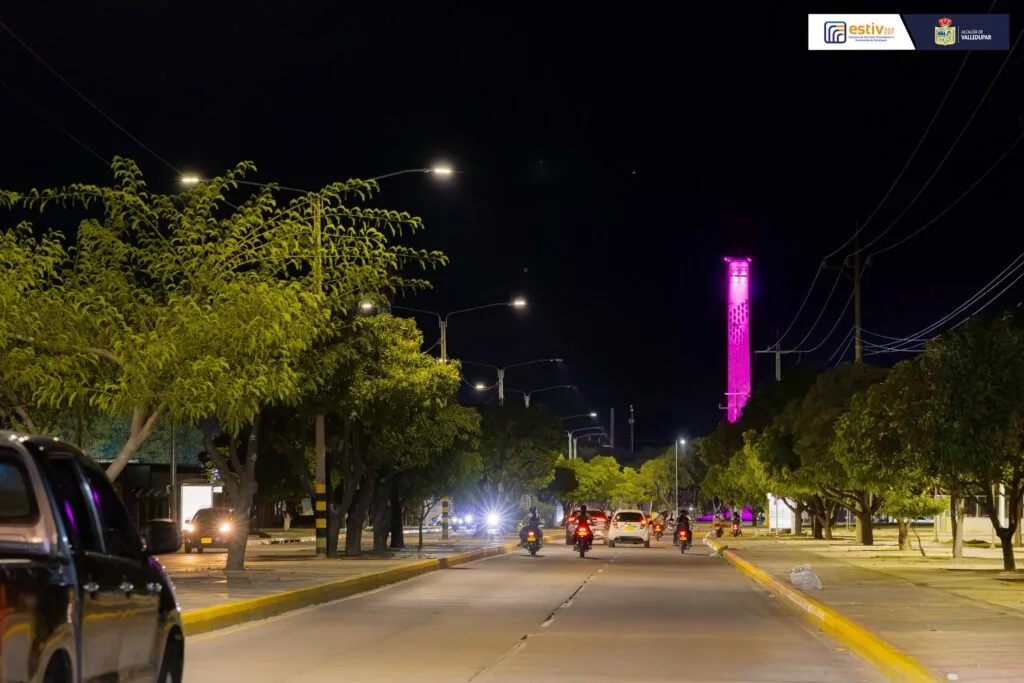 Vía de Valledupar con iluminación rosa durante campaña contra el cáncer de mama