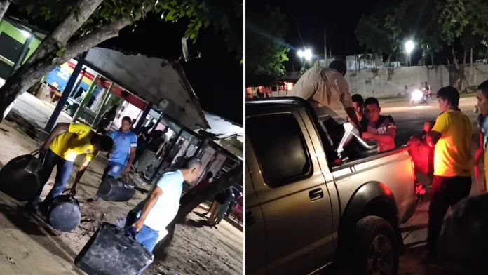 Pobladores de Ariguaní transportan estuches de instrumentos de Kbeto Zuleta y los cargan en una camioneta.