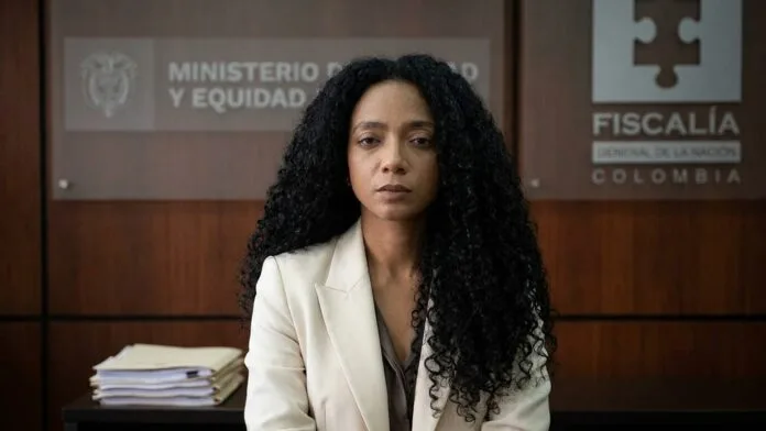 Juliana Guerrero posando frente a logos difuminados del Ministerio de Igualdad y la Fiscalía General de la Nación de Colombia en el marco de la investigación penal por FonIgualdad.