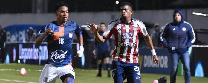 Jugadores de Junior y Boyacá Chicó durante el encuentro de la Liga BetPlay disputado en Tunja el 27 de octubre de 2026.