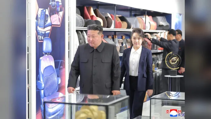 Kim Jong-un junto a su hija en una exposición en Corea del Norte, en medio de rumores sobre un supuesto coma.