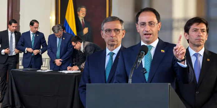 Composición ilustrativa de funcionarios del Gobierno colombiano durante una intervención pública y una firma de documentos.