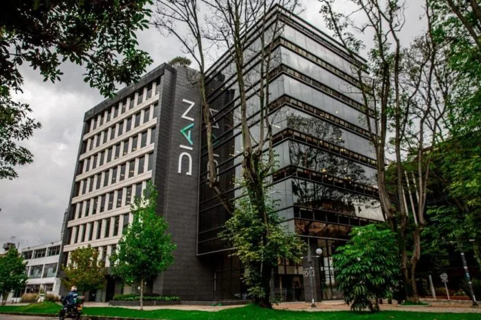 Fachada de una sede de la DIAN, entidad cuyos concursos de méritos podrían cambiar con la Ley de Rescate Fiscal.