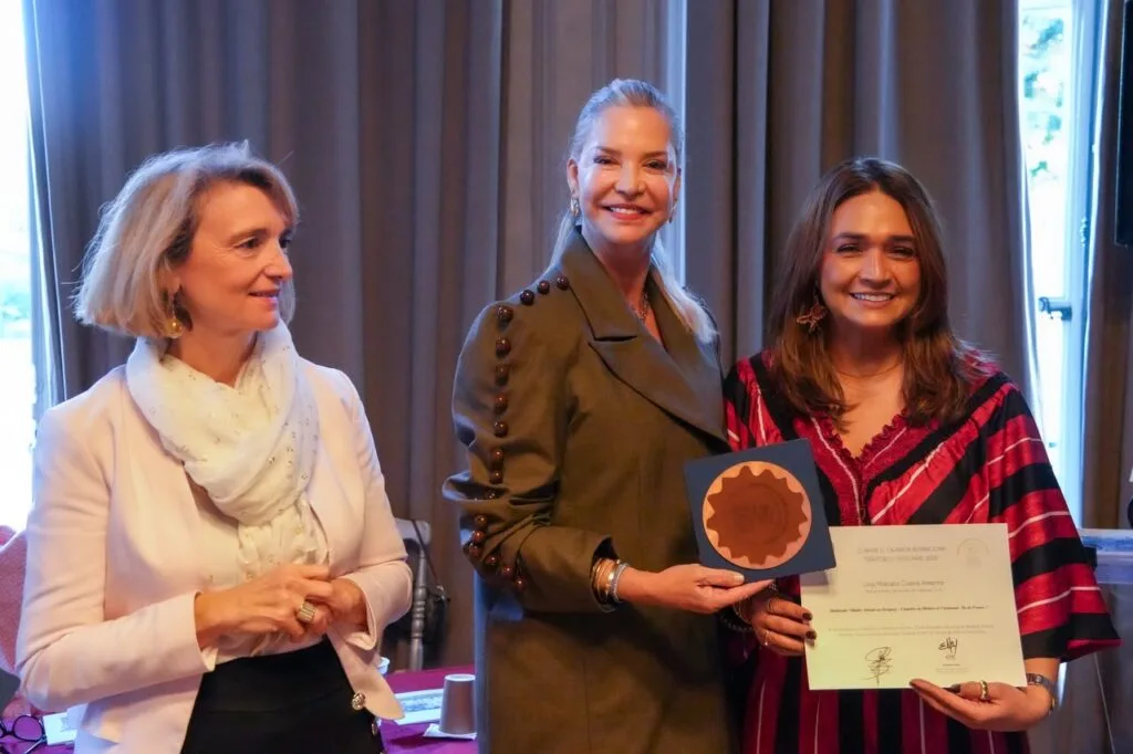 Lina Guerra recibe reconocimiento durante Territorios Vivos París 2026.