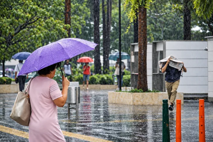 Personas bajo la lluvia durante un fin de semana con precipitaciones previstas en el Cesar