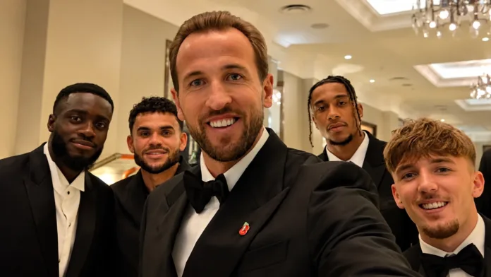 Luis Díaz junto a Harry Kane y otros jugadores del Bayern Múnich durante una gala.