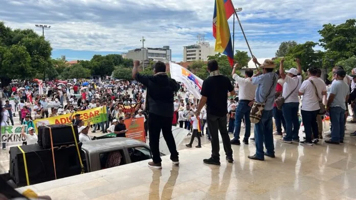 Docentes del Cesar durante la marcha realizada en Valledupar el 14 de octubre de 2026
