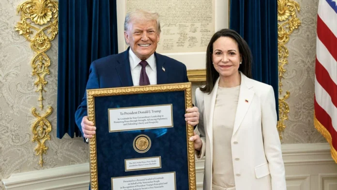 María Corina Machado junto a Donald Trump durante un encuentro en Estados Unidos.