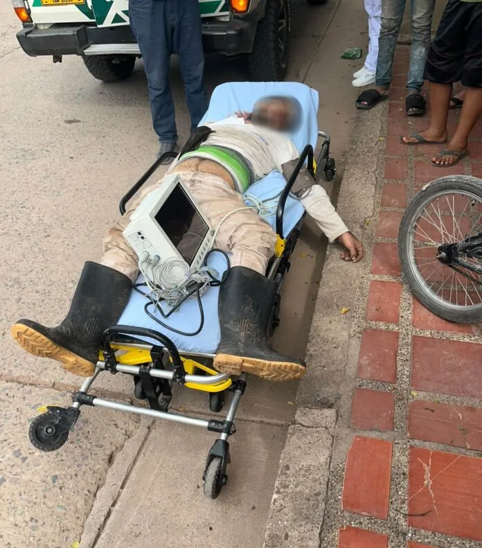 Imagen de la atención de emergencia relacionada con el accidente en Agustín Codazzi en el que murió Mario Jiménez, conocido como ‘Perico’.