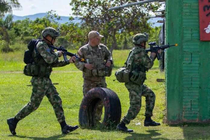 Militares colombianos y estadounidenses intercambian información durante ejercicios conjuntos en Tolemaida en 2022.