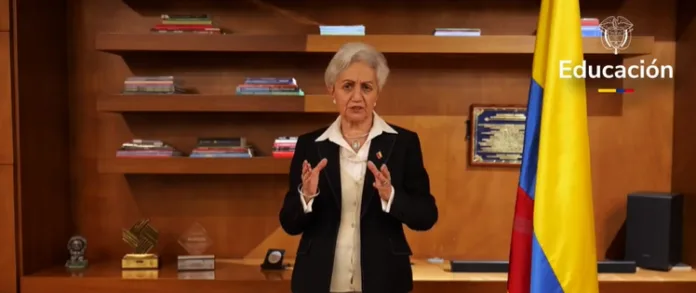 Ilva Myriam Hoyos, ministra de Educación, habla frente a la bandera de Colombia en un video sobre el contrato del FOMAG con Fiduprevisora.