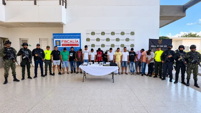 Personas capturadas y uniformados durante la presentación de resultados de la Operación Hexano.