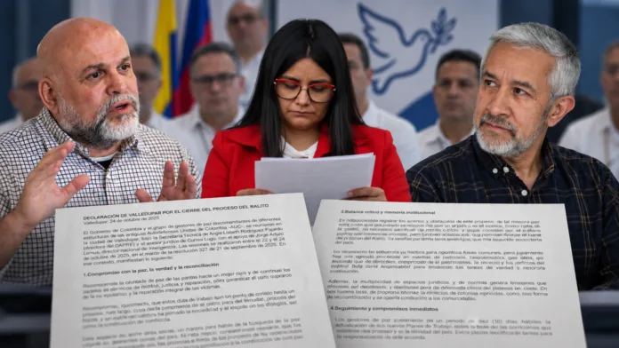 Pacto de Valledupar: composición de Angie Rodríguez, Salvatore Mancuso y Víctor de Currea-Lugo junto a documentos de la controversia.