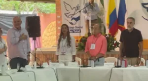 Captura de Noticias del Cesar sobre el Pacto de Valledupar, con asistentes de pie junto a una mesa.