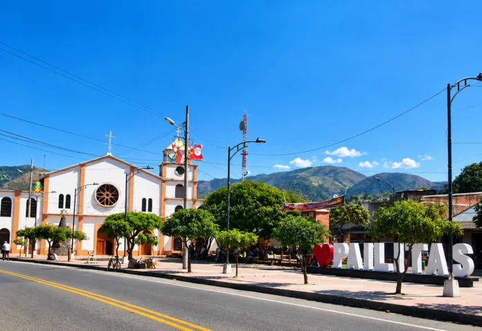 Vista del centro de Pailitas, Cesar, con la iglesia principal y el letrero turístico del municipio
